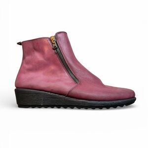 Leather Mauve Ankle Boots.